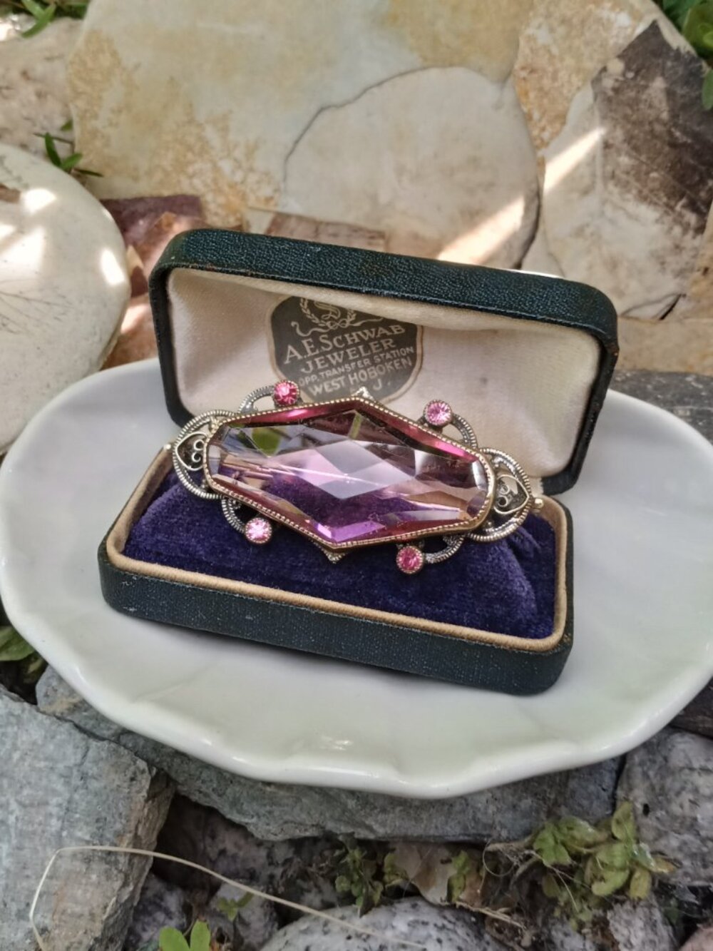 Gorgeous 1920's Czech Glass & Brass Brooch - Picture 5 of 10